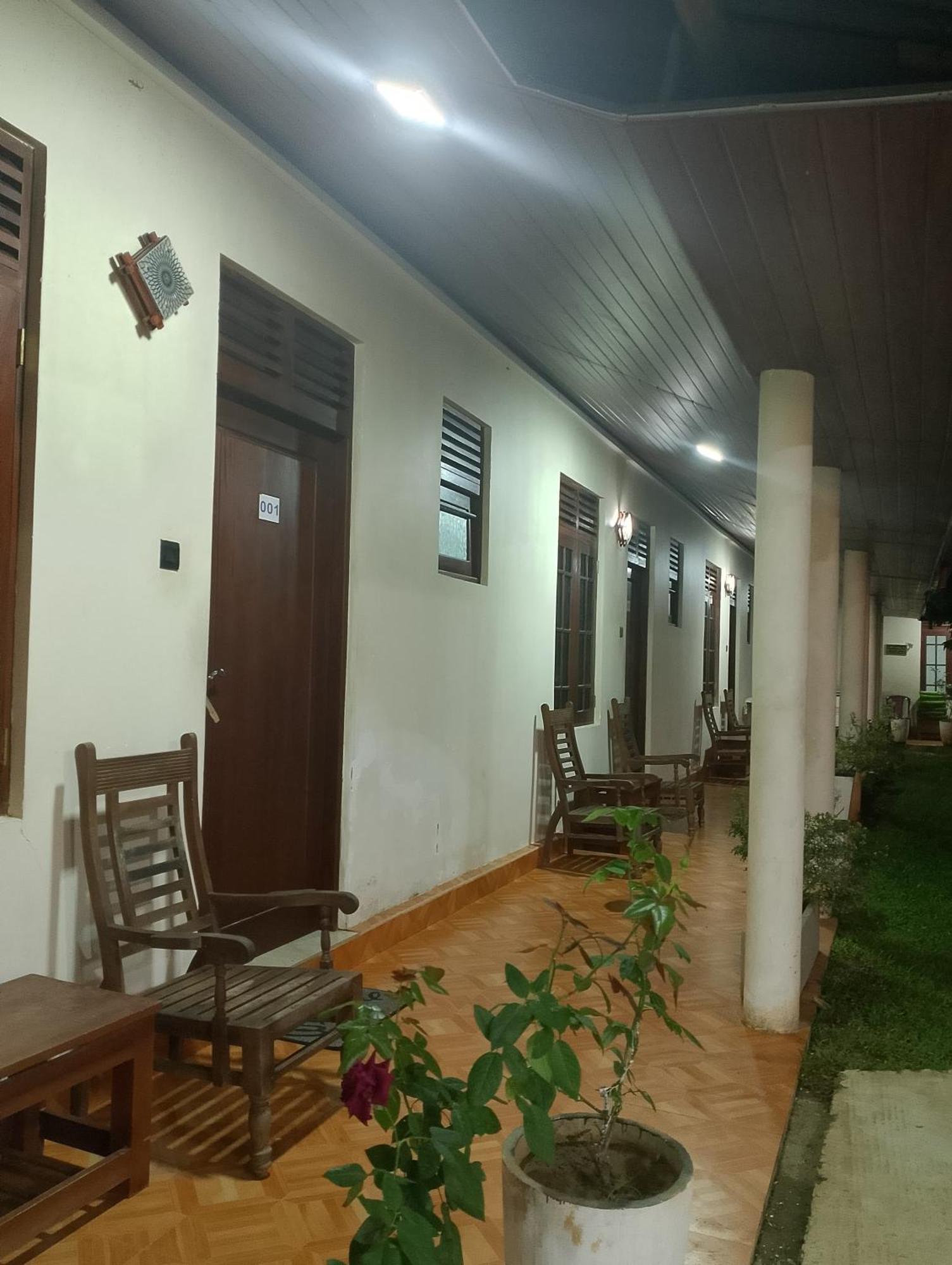Malindu Yala Gate Hotel Tissamaharama Exterior foto
